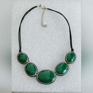 AXCESS LIZ CLAIBORNE OVAL GREEN DISK NECKLACE